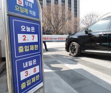 차량 끝번호 따라 요일별 운행 제한… 석탄발전-원전 늘리기로