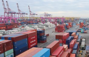 올 한국 수출, 사상 첫 日 넘어서나… 1~2월 반도체 업고 추월