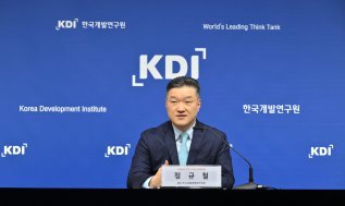 KDI, 반도체 수출 호황에 올해 경제성장률 전망 1.9→2.5% 상향