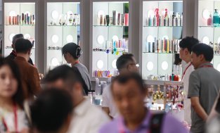 중국보다 미국서 더 팔렸다…K뷰티, 상반기 수출 ‘역대 최대’