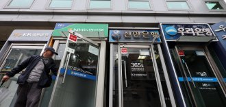 한은 금리 인상 예고에 예금족 ‘눈치싸움’…“지금 넣을까, 기다릴까”