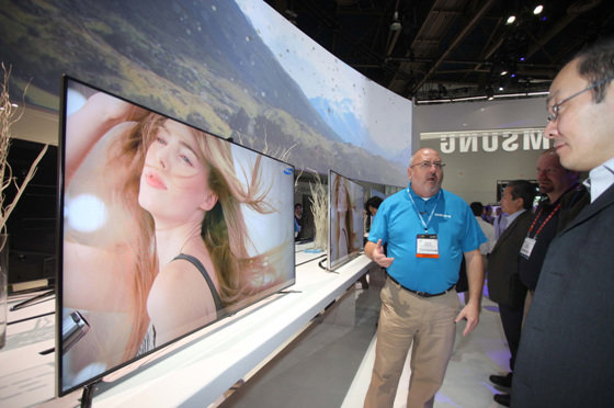 미국 라스베이거스에서 열린 CES2013에서 삼성전자 부스를 찾은 관람객들이 삼성전자 관계자로부터 삼성 스마트TV 'F8000'에 대해 설명을 듣고 있다.