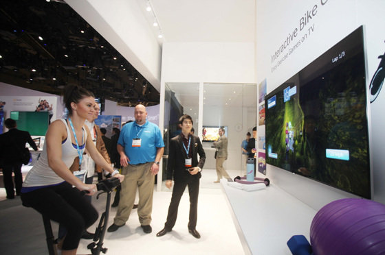 미국 라스베이거스에서 열린 CES2013에서 삼성전자 모델이 스마트TV를 이용해 ‘인터랙티브 바이크 게임’을 시연하고 있다.