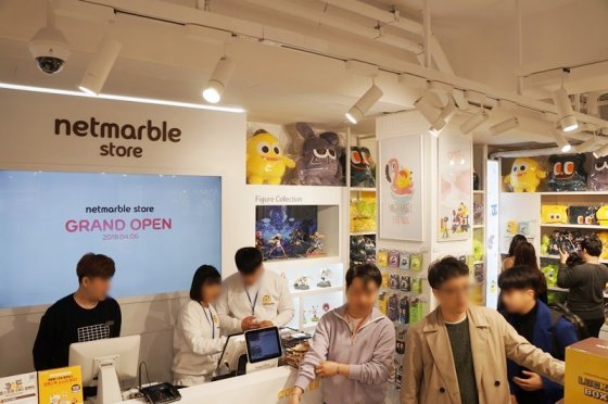넷마블 캐릭터 상품이 한 가득~ 홍대 '넷마블스토어' 가보니 : 비즈N