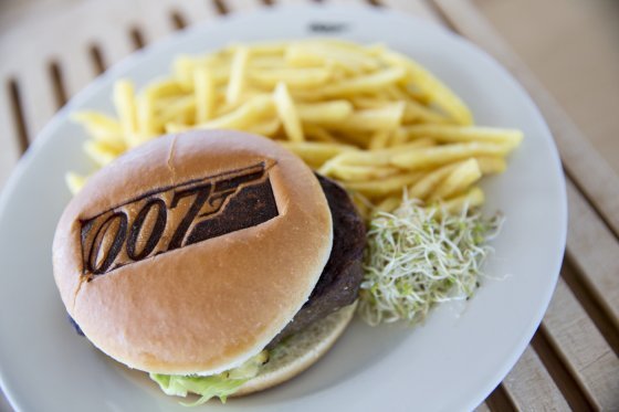 ‘007’이란 글씨가 새겨진 햄버거