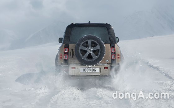 Land Rover, high-performance gasoline off-roader 'Defender 110 P400 X' pre-order... Price: 141.7 million won: Biz N | 111786553.1