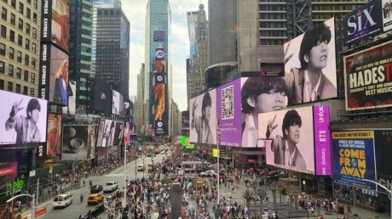 뉴욕 타임스퀘어에 등장한 방탄소년단의 ‘갤럭시Z플립4’ 옥외광고. 2022.08.10 뉴스1