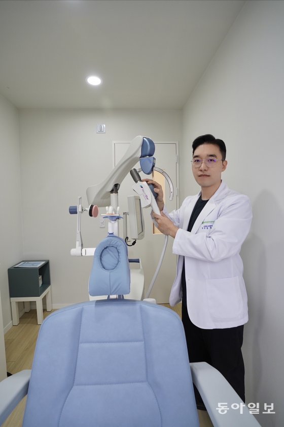 자기장 사용하는 ‘경두개 자기 자극’으로 이명 치료한다 : 비즈N