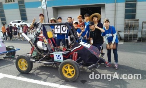 2013 자작자동차 대회에 참가한 학생들이 내구레이스에 도전하고 있다. 한국자동차공학회 제공
