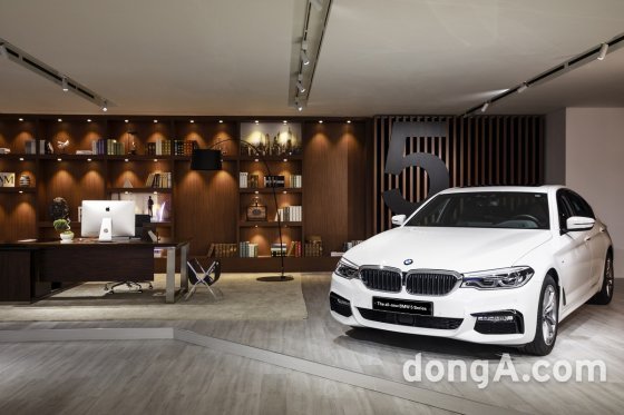 BMW 뉴 5시리즈는 분해와 조립과정을 거쳐 서울 강남구 테헤란로에 위치한 파르나스타워 39층에 전시됐다. BMW코리아 제공