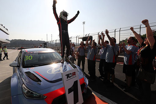‘i30 N TCR’ 드라이버 ‘가브리엘 타퀴니’ 선수가 ‘TCR 인터내셔널 시리즈’ 중국경기 결승1에서 우승한 후 팀 동료들과 함께 환호하고 있다. 사진제공｜현대자동차
