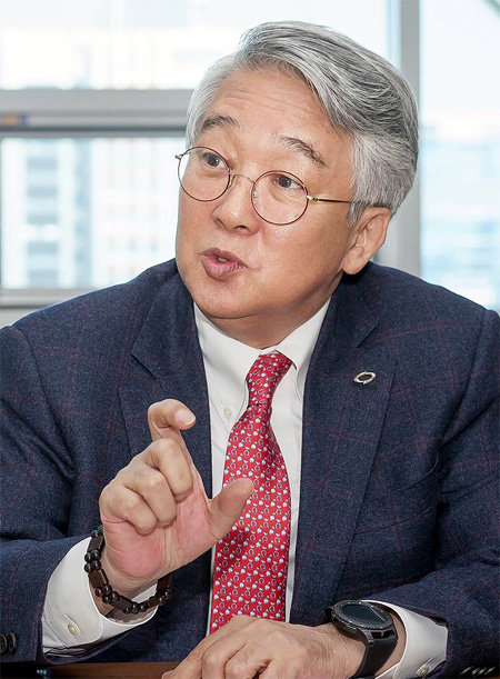 13일 르노삼성자동차 본사에서 만난 박동훈 사장은 글로벌 자동차산업이 급변하는 가운데 한국의 경직된 노동시장과 한미 
자유무역협정(FTA)의 개정 움직임이 국내 자동차산업의 위기감을 더욱 키우고 있다고 우려했다. 르노삼성자동차 제공