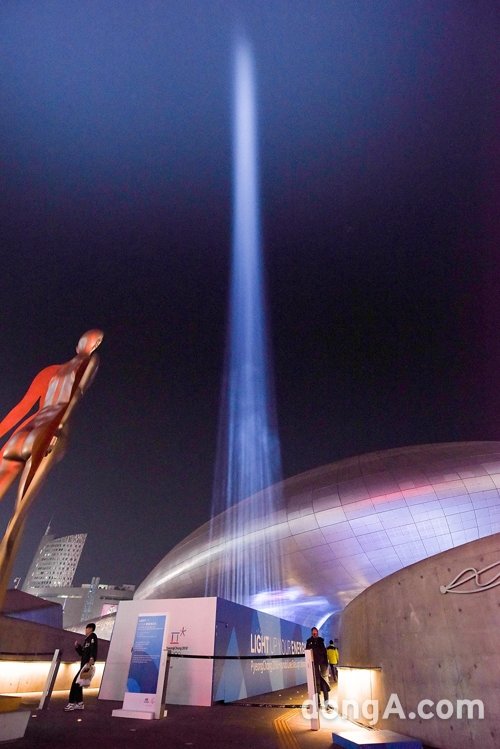 도심 속 거대한 빛 기둥을 연출해 올림픽의 상징물을 구현한 라이트 모뉴먼트는 서울 내 ‘2018 평창 동계올림픽’의 랜드마크로 자리매김했다. 사진제공=현대자동차