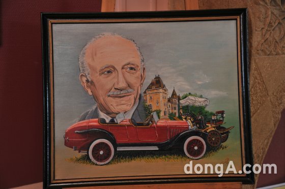 앙리 말라르트르 자동차박물관 1층 입구에 설립자 앙리 말라르트르(1950~2005년)의 초상화가 전시돼 있다.