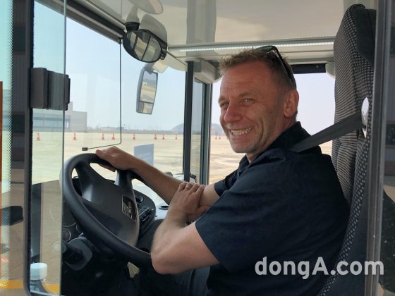 독일 만그룹 소속 전문 드라이빙 인스트럭터가 버스 시연 드라이버로 나섰다.