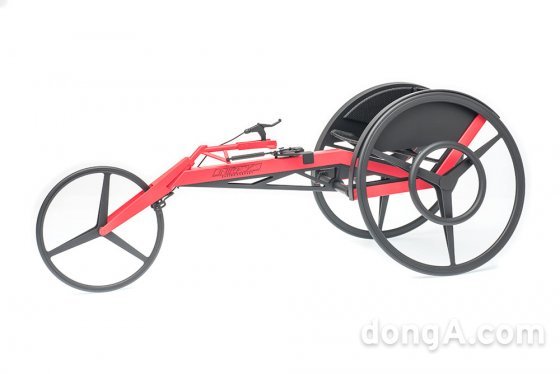 모델솔루션이 디자인한 레이싱 휠체어.