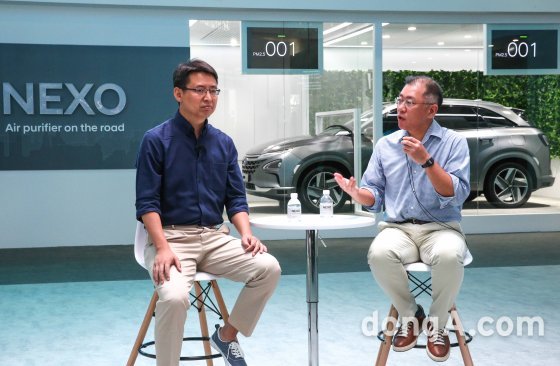 13일(현지 시간) CES 아시아 2018에서 현대자동차와 딥글린트간의 기술 협력 파트너십에 대해 발표 중인 정의선 현대자동차 부회장 (사진 우측)과 자오용 딥글린트 CEO .