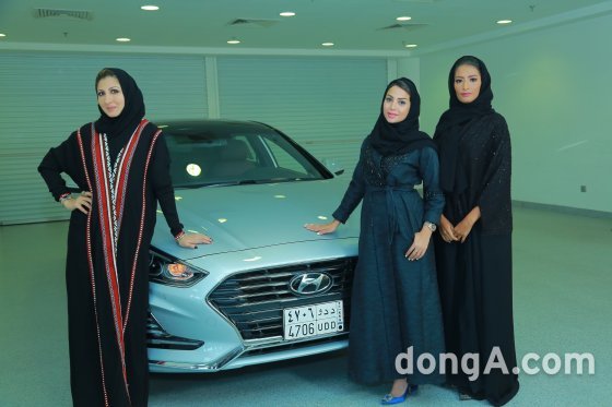 사우디아라비아 현대차 홍보대사로 선정된 왼쪽부터 패션 디자이너 림 파이잘(Reem Faisal), 사업가 바이안 린자위(Bayan Linjawi), 라디오 프로그램 진행자이자 여행 블로거인 샤디아 압둘 아지즈(Shadia Abdulaziz)가 기념 촬영을 하고 있다. 현대차 제공