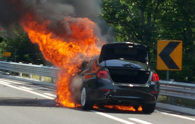 2일 오전 11시 47분경 강원 원주시 영동고속도로 강릉 방면 104km 지점에서 BMW 520d 승용차가 불길에 휩싸여 타고 있다. BMW 승용차가 주행 중 불이 난 것은 올 들어 30번째다. 강원지방경찰청 제공