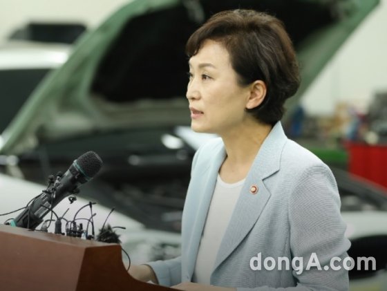 지난해 8월 김현미 국토교통부 장관이 BMW 디젤차 화재 사고와 관련해 브리핑 하는 모습. 국토부 제공