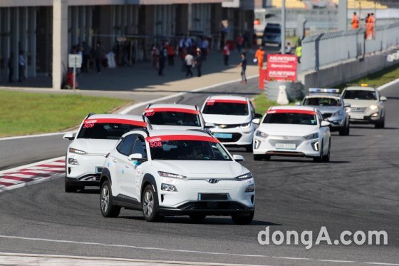 9일 전남GT가 열린 영암 국제자동차경주장에서 전기차 레이스 ‘에코 EV 챌린지’ 출전 차량들이 서킷을 주행하고 있다.