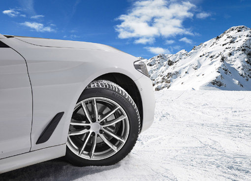 프리미엄 겨울용 타이어인 금호타이어 ‘윈터크래프트 WP72’는 소음이 적고 승차감과 주행안정성이 뛰어난 게 특징이다. 눈이 살짝 녹은 슬러시 상태 도로에서 최적화된 성능을 낸다. 사진제공｜금호타이어