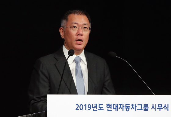 정의선 현대자동차그룹 수석부회장이 2일 오전 서울 서초구 현대차 본사에서 열린 2019 시무식에서 신년사를 하고 있다. 2019.1.2/뉴스1 © News1 구윤성 기자