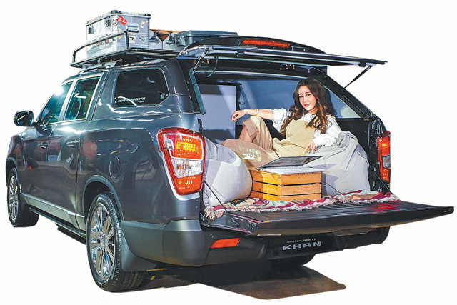 쌍용차의 ‘렉스턴 스포츠 칸’은 기존 모델인 ‘렉스턴 스포츠’보다 트렁크 용량을 약 25% 늘린 것이 특징이다. 트렁크 공간을 더
 늘려달라는 고객의 요구를 반영한 것으로 캠핑용품을 비롯해 대형 레저 장비도 거뜬히 넣을 수 있다. 쌍용자동차 제공