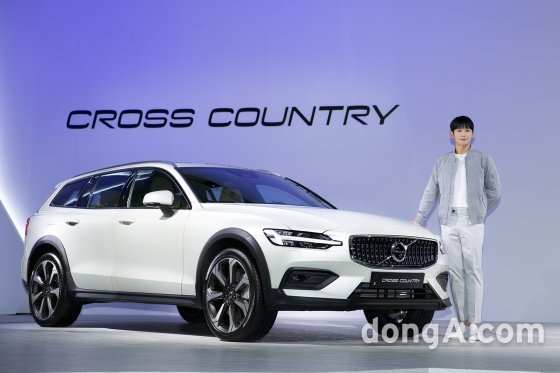 배우 정해인이 서울 DDP에서 5일 아시아 최초로 출시된 신형 크로스컨트리(V60) 앞에서 사진 촬영을 하고 있다.