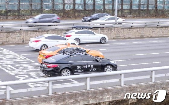 5G 자율주행차 ‘A1’이 서울 강변북로를 달리는 모습 © 뉴스1