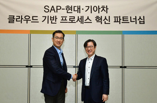 서정식 현대·기아차 ICT본부장(왼쪽)과 이성열 SAP 코리아 대표가 악수하고 있는 모습. 사진제공｜현대차