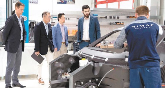 13일(현지 시간) 크로아티아 자그레브에 위치한 리막 오토모빌리 본사에서 정의선 현대차그룹 수석부회장(왼쪽에서 두 번째)이 마테 
리막 최고경영자(왼쪽에서 네 번째)로부터 고성능 전기자동차 제조와 관련한 설명을 듣고 있다. 현대·기아자동차 제공