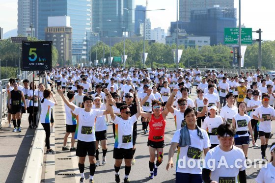 제 4회 메르세데스벤츠 기브앤레이스 참가자들이 서울 상암월드컵공원을 출발해 양화대교를 지나 여의도공원까지 달리고 있다.