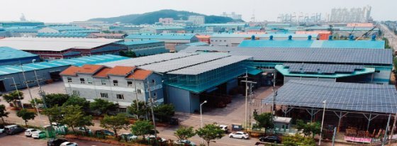 군산국가산업단지의 많은 공장 옥상에는 태양광발전 패널이 설치돼 있다. [박해윤 기자]