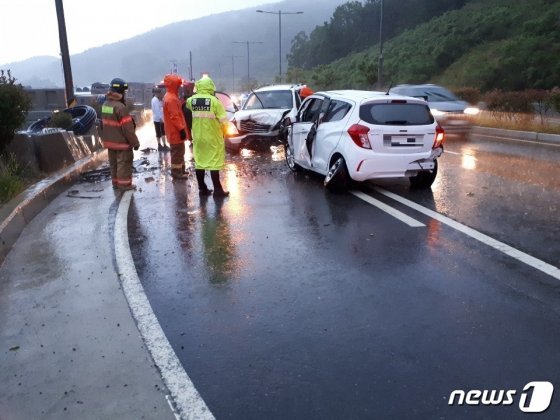 29일 오후 6시21분쯤 경남 거제시 거제면 사등면 방향 두동터널 앞에서 스파크와 렉스턴이 정면 추돌해 소방대원들이 현장을 수습하고 있다.(경남소방본부 제공)2019.6.29.© 뉴스1