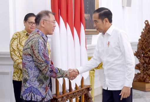 현대차그룹 정의선 수석부회장이 인도네시아 조코 위도도(Joko 
Widodo) 대통령과 25일 자카르타 대통령궁에서 면담하고 상호 협력 방안에 대해 논의했다.  현대차그룹 정의선 수석부회장(왼쪽)과 인도네시아 조코 위도도 대통령이 악수를 나누고 있다. 사진제공｜현대자동차