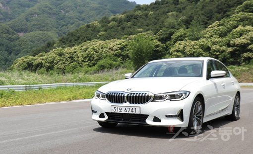 BMW 7세대 320D xDrive의 진화가 눈부시다. 제로백은 6.9초로 빨라졌고, 차체는 커졌지만 밸런스는 더 정교해졌고, 브레이크 성능은 혹독한 서킷 주행을 견딜 만큼 뛰어난 내구성을 갖췄다. 스포츠세단의 교과서라 불리는 이유다. 원성열 기자 sereno@donga.com