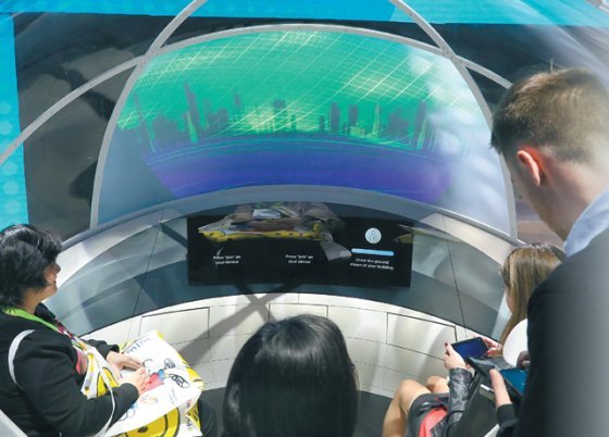 올 1월 미국 라스베이거스에서 열린 ‘CES 2019’의 현대자동차 전시관을 찾은 관람객들이 현대차의 미래형 자동차 탑승 체험을 하고 있다. 라스베이거스=뉴스1