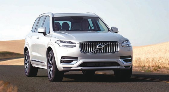 볼보자동차코리아는 대형 스포츠유틸리티차량(SUV)인 ‘XC90’의 3세대 모델을 1일 공식 출시했다. 차량의 안전성을 높일 각종 주행 보조 시스템을 기본으로 갖춘 3세대 XC90은 고객이 4인승과 7인승 모델을 선택할 수 있다. 볼보자동차코리아 제공