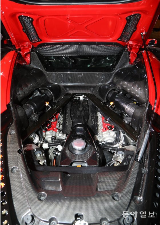 스트라달레의 8기통 엔진은 780 마력의 출력으로 재설계를 통해 무게중심을 낮추고 경량화됐다.