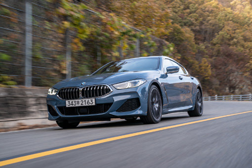 BMW 뉴 8시리즈는 강력한 퍼포먼스, 감성적인 디자인, 고급스러운 실내 인테리어, 최첨단 편의사양 등을 갖춘 최상위 모델로 고성능 쿠페와 안락한 GT 모델의 장점을 두루 갖추고 있다. 사진제공｜BMW