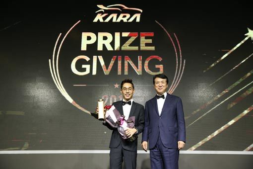 ‘KARA PRIZE GIVING 2019’에서 ‘올해의 드라이버상’을 수상한 김종겸 선수(왼쪽)와 대한자동차경주협회 손관수 협회장이 기념 촬영을 하고 있다. 사진제공｜대한자동차경주협회