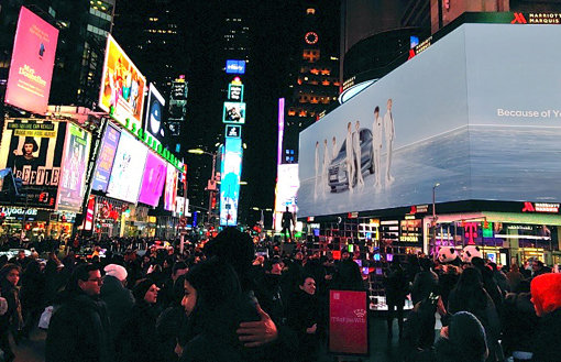 현대자동차와 방탄소년단이 함께한 ‘글로벌 수소 캠페인’ 영상이 뉴욕 타임스퀘어 중심에 위치한 메리어트 마퀴즈 호텔 전광판을 통해 상영되고 있다.
사진제공｜현대차