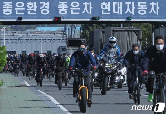 현대차 울산공장 1조 근무자들이 마스크를 쓴 채 퇴근하고 있다. 2020.4.13 © News1