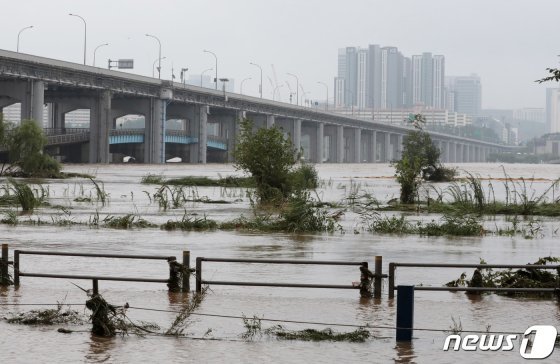 계속되는 중부지방 폭우로 한강수위가 상승하면서 4일 서울 잠수교 일대가 침수로 통제되고 있다.잠수교는 수위가 6.2m가 넘으면 차량을 통제하고, 6.5m 이상일 시 완전히 잠긴다. 2020.8.4 © News1