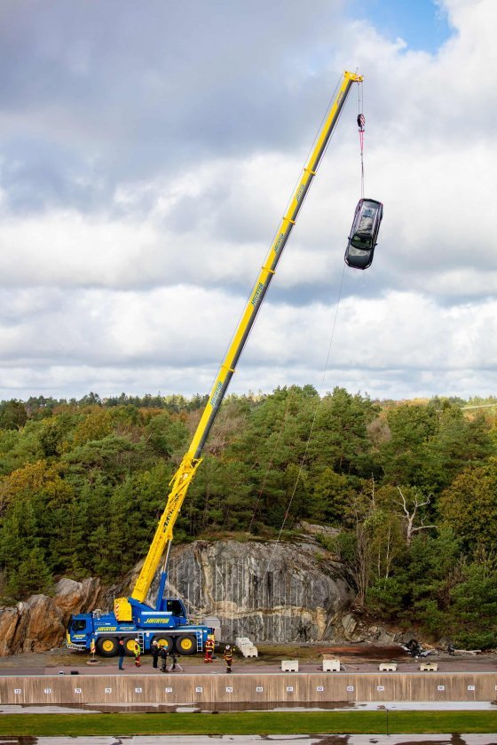 볼보자동차가 최근 스웨덴에서 벌인 충돌실험에 동원된 신차가 30m 높이의 크레인에 매달려 있다. 볼보자동차코리아 제공