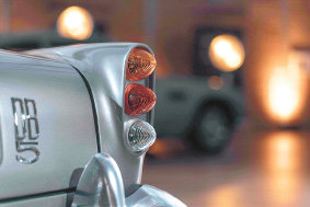 애스턴 마틴 DB5 주니어의 뒷모습. 주니어 카는 클래식 럭셔리 카의 멋을 부담 없이 즐길 수 있다는 장점이 있다. The Little Car Company