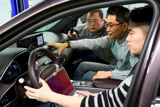 현대자동차그룹 연구원들이 ‘커넥티드카 인공지능(AI) 음성인식 기술’을 자동차에서 시험하고 있다. 현대자동차그룹 제공