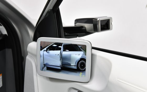 현대자동차가 자사 차량 중 아이오닉5에 처음으로 적용한 디지털 사이드 미러. 내수 판매 모델에만 적용되는 사양으로, 기존 유리 거울이 역할을 했던 사이드 미러를 카메라와 유기발광다이오드(OLED) 디스플레이가 대신해 사각 지대를 줄여줄 것으로 기대된다. 현대자동차 제공