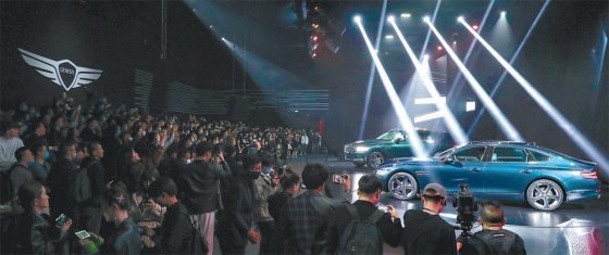 현대자동차그룹이 고급 브랜드 제네시스를 2일(현지 시간) 중국 시장에 본격 선보였다. 제네시스는 이날 중국 상하이 
국제크루즈터미널에서 제네시스 출범 행사 ‘제네시스 브랜드 나이트’를 통해 세단 ‘G80’와 스포츠유틸리티차량(SUV) 
‘GV80’를 소개했다. 제네시스 제공